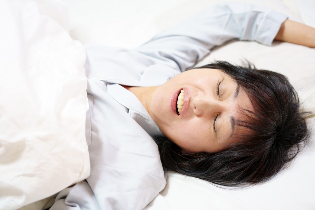 舌癖の原因　口呼吸　猫背　指しゃぶり